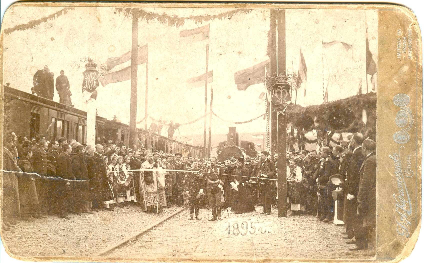 Фотоизложба по повод 75-годишнината от обявяването на Мездра за град е подредена в Община Мездра 